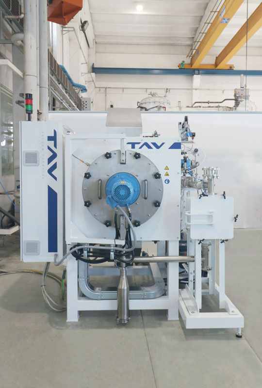 L’impianto da deceratura del laboratorio R&S di TAV VACUUM FURNACES è in grado di asportare il polimero e condensarlo in specifiche trappole evitando contaminazioni della camera termica e dei campioni nelle successive fasi di lavorazione.