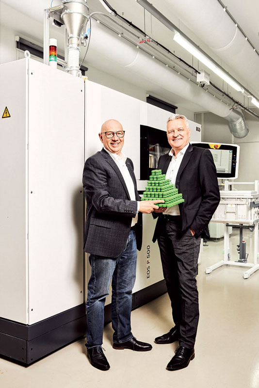 Gli Amministratori Delegati e fondatori di 1zu1, Hannes Hämmerle e Wolfgang Humml davanti al sistema EOS P 500.