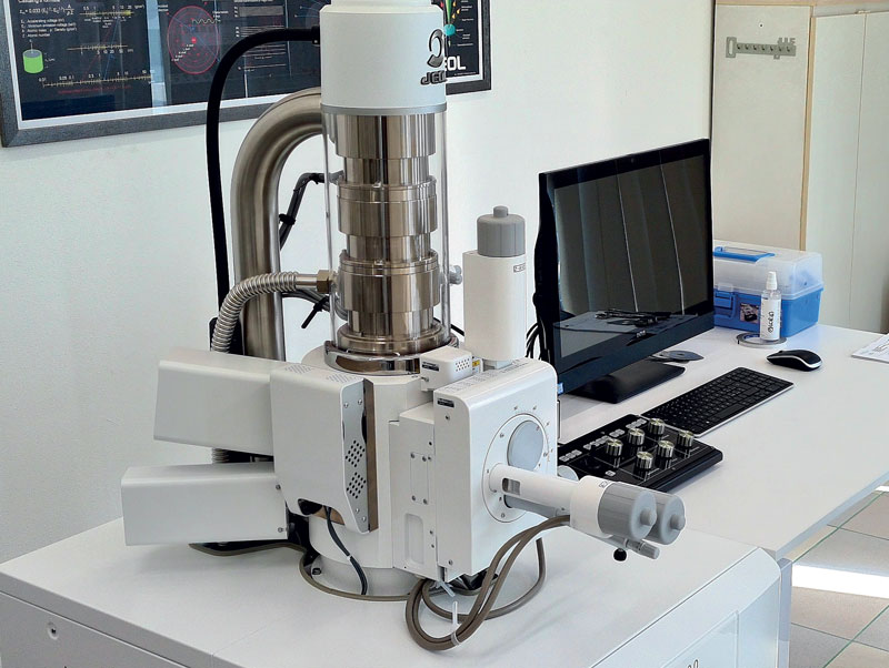 Il microscopio elettronico a scansione SEM completa il sofisticato laboratorio metallografico di investigazione e caratterizzazione dei rivestimenti. Permette di raggiungere ingrandimenti fino a 200.000X e, tramite l’utilizzo della tecnologia EDX, consente di eseguire la caratterizzazione degli elementi per l’analisi di lega Il microscopio elettronico a scansione SEM completa il sofisticato laboratorio metallografico di investigazione e caratterizzazione dei rivestimenti. Permette di raggiungere ingrandimenti fino a 200.000X e, tramite l’utilizzo della tecnologia EDX, consente di eseguire la caratterizzazione degli elementi per l’analisi di lega