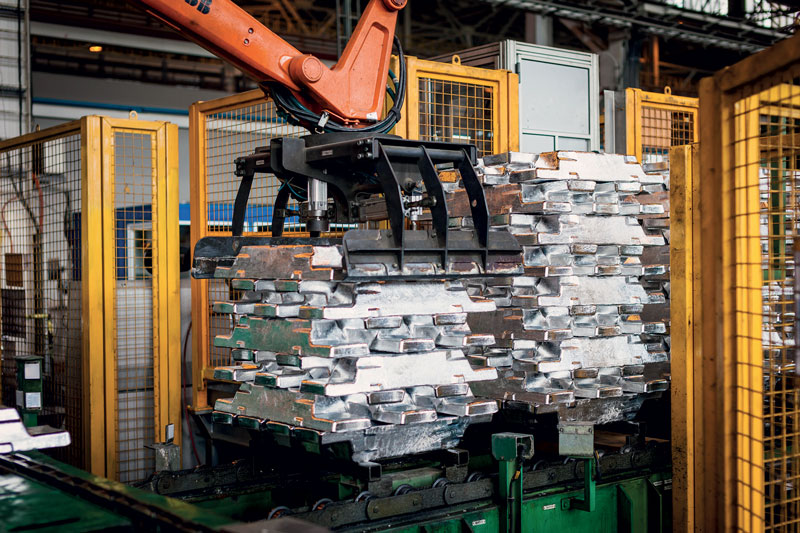Lingotti di alluminio primario presso lo smelter Rusal di Boguchansky (BoAZ), nella regione di Krasnoyarsk