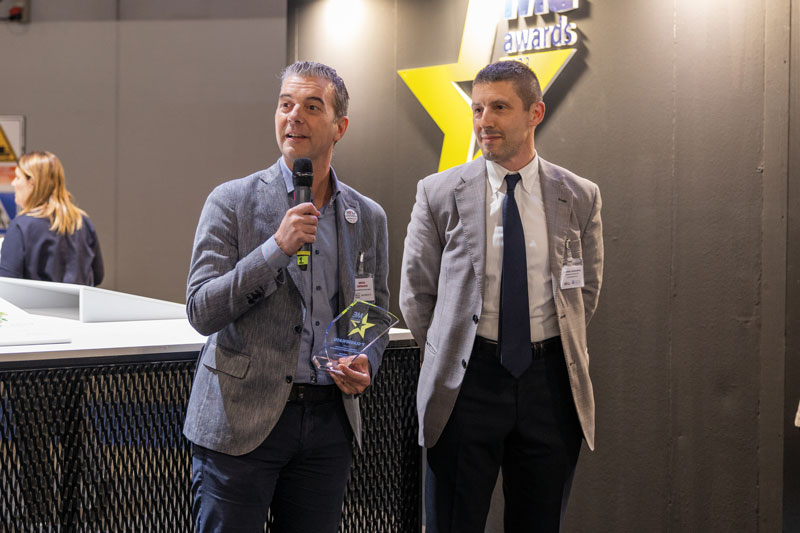 Enrico Contarato (a sinistra), direttore commerciale di EKU Sistemi, e Andrea Cardarelli di EKU Sistemi con il MADE Award 2023