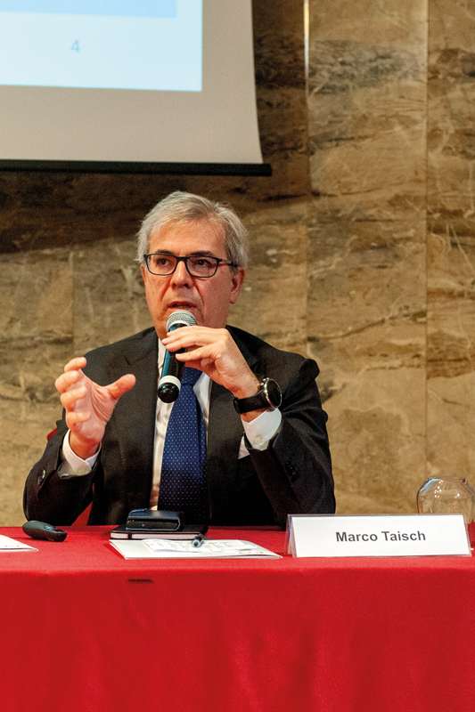 Marco Taisch, Politecnico di Milano, ha approfondito il tema della servitizzazione, cioè la strategia di integrazione dei servizi nel core business delle organizzazioni manifatturiere al fine di migliorare la posizione competitiva e le prestazioni dell’organizzazione