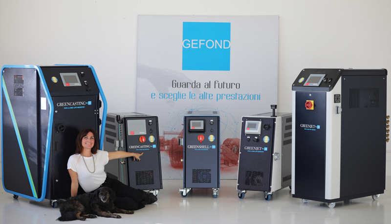 Tiziana Tronci, Board Member & New Products Development di Gefond, con la gamma completa di centraline di termoregolazione Hpdc by Gefond