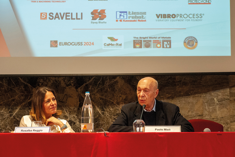Il giornalista e politologo Paolo Mieli e la moderatrice Rosalba Reggio