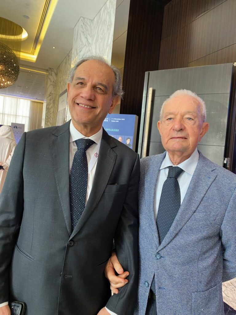 Mario Conserva (a destra) con Mhamood Daylami, Segretario Generale del Gulf Aluminium Council.