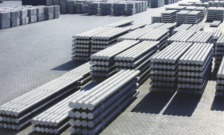 Cresce la domanda europea di alluminio low-carbon ma i flussi d’importazione si riducono e sono sempre più esposti a rischi geopolitici. Con l’avvio del CBAM, il contenuto di carbonio del metallo ne condizionerà sensibilmente il prezzo, creando una gerarchia di prodotti che supera la logica della commodity.