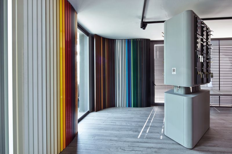 Lo showroom di Chiari Bruno espone oltre 200 combinazioni di soluzioni tecniche ed estetiche per porte e serramenti