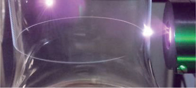 Taglio di filamentazione su un bicchiere di vino eseguito con il laser HyperRapid NX di Coherent.