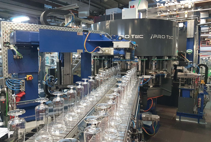 Il sistema proposto da IPROTec è una macchina completamente automatica in grado di eseguire la rimozione del tappo di un bicchiere da vino utilizzando la tecnologia di taglio SmartCleave, che raggiunge una velocità massima di 80 pezzi/min.