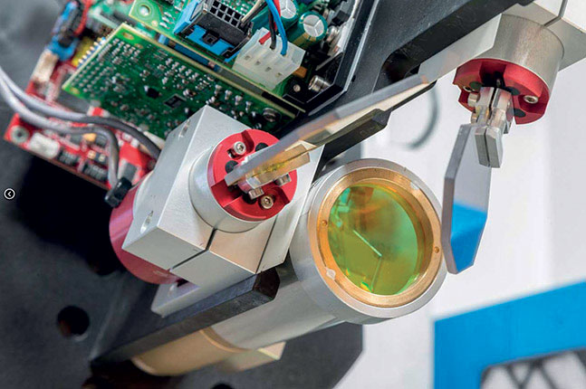 Meccanicamente la testa a tre assi LASIT è composta da un sistema di motori lineari, due rotanti X e Y che permettono di spostare il fascio laser lungo gli assi, e un terzo asse per la messa a fuoco.