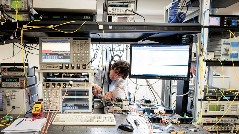 PhotoNext mira a stabilire una piattaforma tecnologica infrastrutturale allo stato dell’arte nel settore della Fotonica, incentivando il trasferimento tecnologico verso la realtà industriale. PhotoNext mira a stabilire una piattaforma tecnologica infrastrutturale allo stato dell’arte nel settore della Fotonica, incentivando il trasferimento tecnologico verso la realtà industriale.