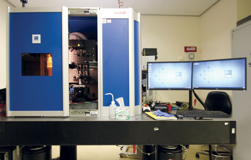 Postazione di microlavorazione laser al femtosecondo.