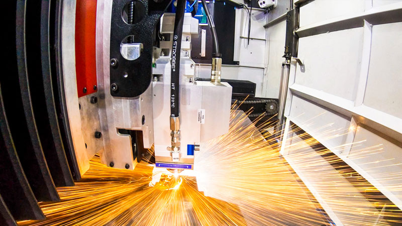 L’asse Z controlla l’altezza verticale della testa di taglio laser sopra la lamiera che viene tagliata. L’asse Z controlla l’altezza verticale della testa di taglio laser sopra la lamiera che viene tagliata.