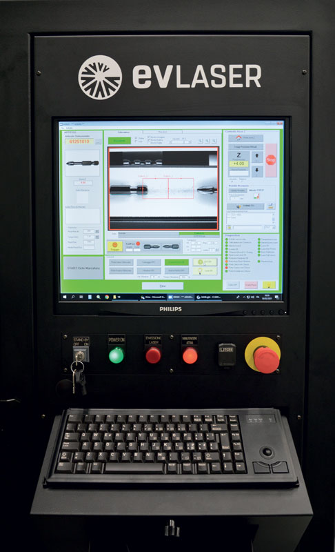 Il software di gestione macchina permette il controllo di tutti i parametri coinvolti nel processo, da quelli laser alla gestione del binomio tramoggia/vibratore fino al sistema di visione.
