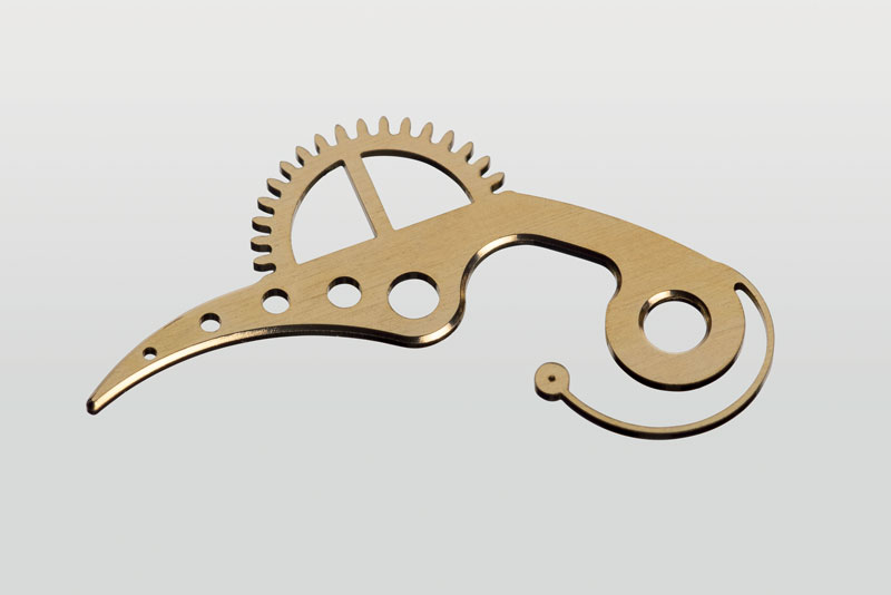 1. Esempi delle microlavorazioni sviluppate dalla società LASEA. Vista macro e microscopica del texturing per un effetto “nero profondo” (sopra); taglio e smussatura e incisione “bianca” per l’industria dell’orologiera (sotto). (©LASEA)