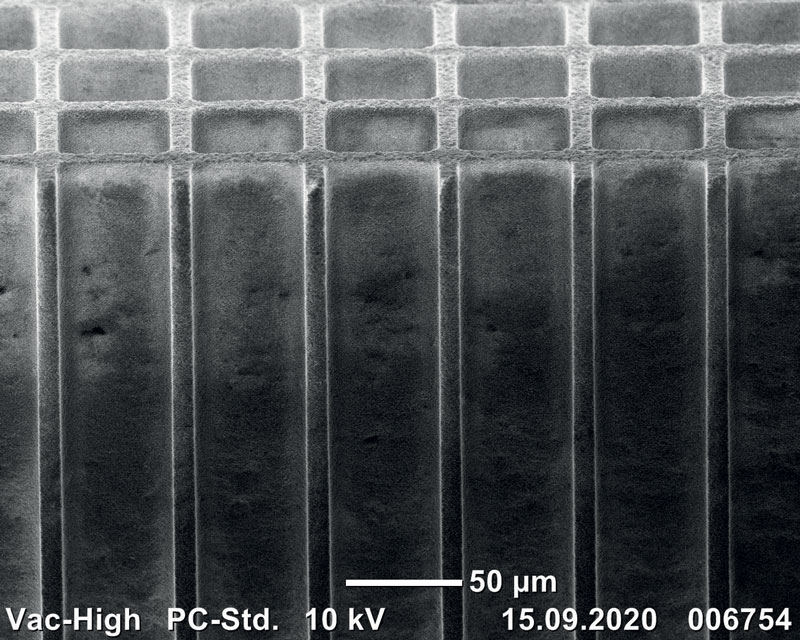 5. Esempio delle capacità di microlavorazione della società Posalux: fori quadrati 30x30 micron su nitruro di silicio (a, b, c) e “routing” di sonde verticali e MEMS