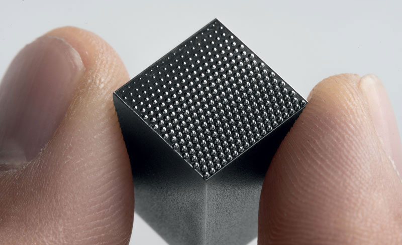 2. Microstrutture realizzate da Microrelleus su un inserto di uno stampo per l’industria dell’illuminazione. (©Microrelleus)
