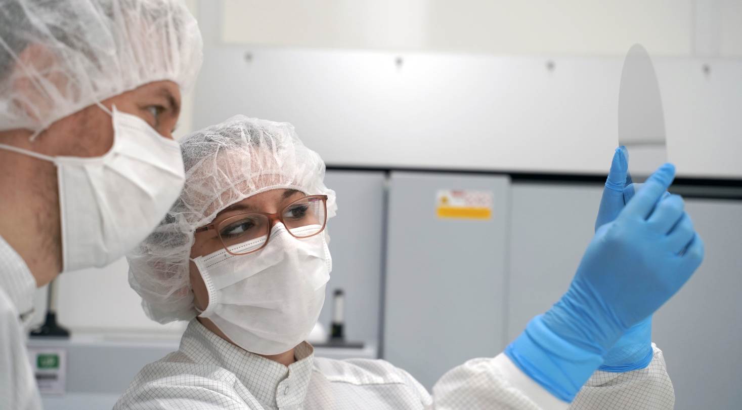 Una macchina Vitrion LPKF per la lavorazione laser del vetro sottile.