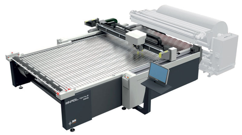 NRGL Conveyor è un sistema laser professionale progettato per il taglio di tessuto e materiali tecnici in rotolo con una larghezza fino a 3200 mm.
