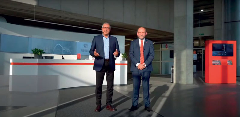 Da sinistra, il CEO di Bystronic Alex Waser e il moderatore dell’evento Gerrit Gerritsen