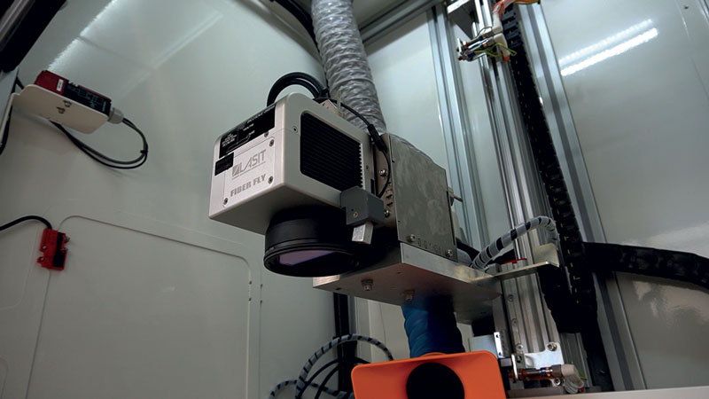 La testa a tre assi LASIT è composta da un sistema di motori lineari, due rotanti X e Y che permettono di spostare il fascio laser lungo gli assi e un terzo asse per la messa a fuoco.