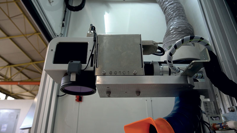 Il movimento delle dynamic expander lens tramite il traslatore lineare varia la distanza del piano focale e quindi il focus dinamico del laser.