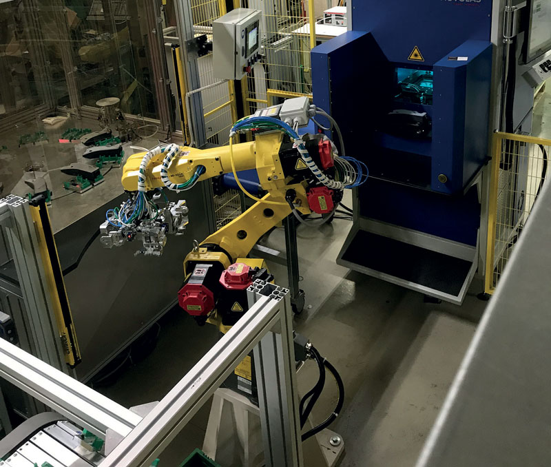Un robot antropomorfo sposta il serbatoio saldato verso la stazione di raffreddamento.