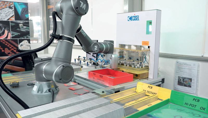 Il cobot TM5 si occupa di prelevare le singole schede e posizionarle sul tester per la verifica dell’isolamento del dielettrico.