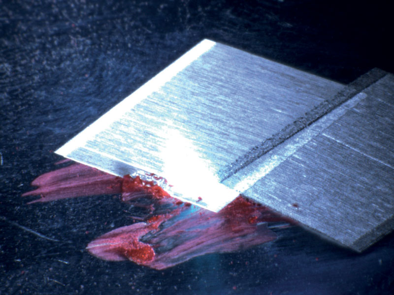 Un dettaglio di una lavorazione di cleaning laser a microscopio.