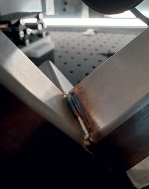 È molto frequente qualificare e risolvere processi ibridi integrati dove si effettua un’azione di laser cleaning selettivo dei giunti di saldatura (a sinistra prima e a destra dopo il processo di cleaning).