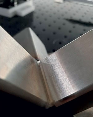È molto frequente qualificare e risolvere processi ibridi integrati dove si effettua un’azione di laser cleaning selettivo dei giunti di saldatura (a sinistra prima e a destra dopo il processo di cleaning).