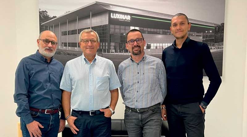 Antonio Raspa negli uffici della sede italiana di Luxinar Ltd, insieme a Walter Gensabella e parte della squadra italiana.