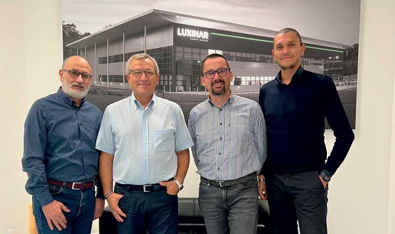 Antonio Raspa negli uffici della sede italiana di Luxinar Ltd, insieme a Walter Gensabella e parte della squadra italiana.