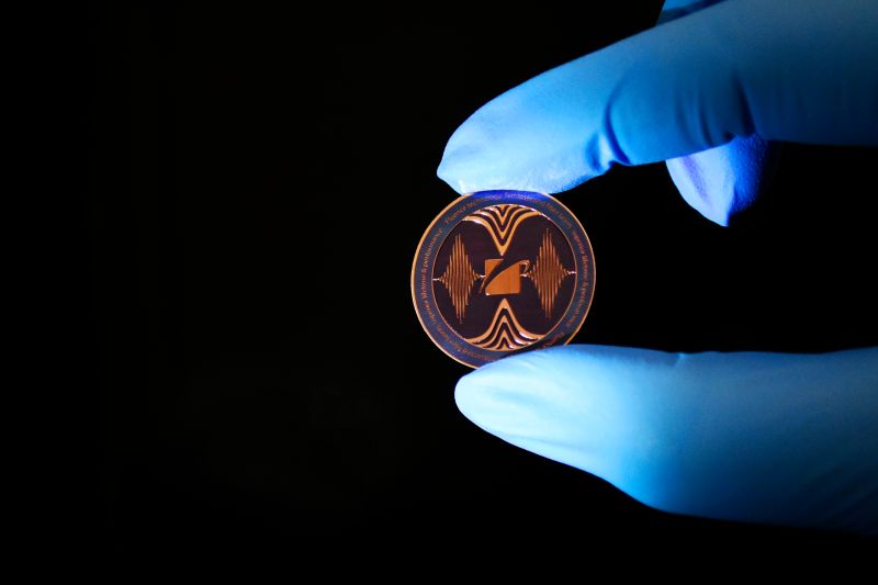 Acal Bfi Italy e Fluence hanno indagato la possibilità di scindere vetri e polimeri con una sorgente laser a femtosecondi ad alta potenza