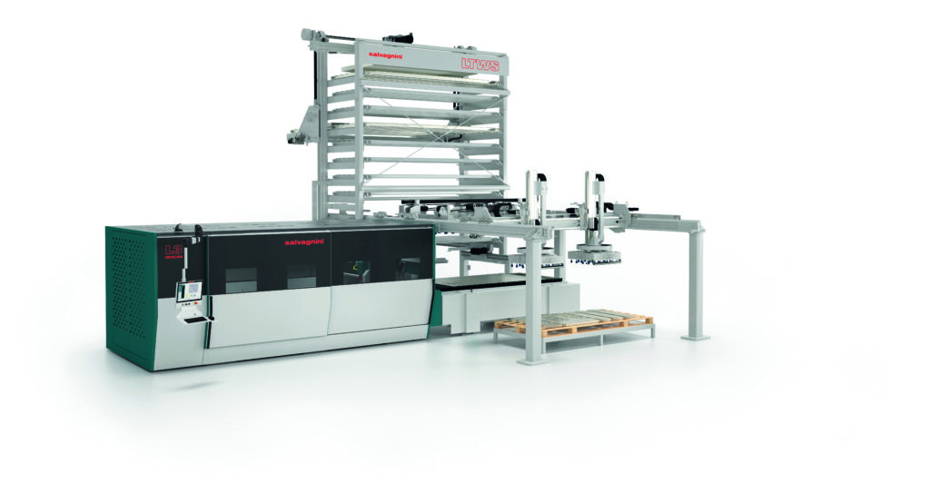 L3.G4 è il sistema di taglio laser in fibra Salvagnini con struttura a gantry ad alta accessibilità: nella foto è alimentato da un magazzino a torre LTWS a 10 vassoi, dotato di automazione di carico/scarico, e dispositivo di sorting automatico MCU 