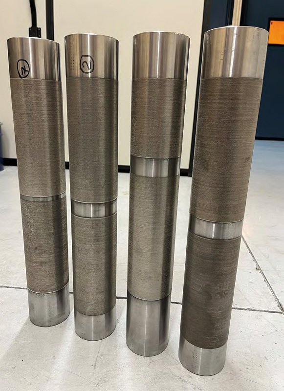 Nella foto degli esempi di cilindri sottoposti al processo di laser cladding sviluppato da Optoprim.