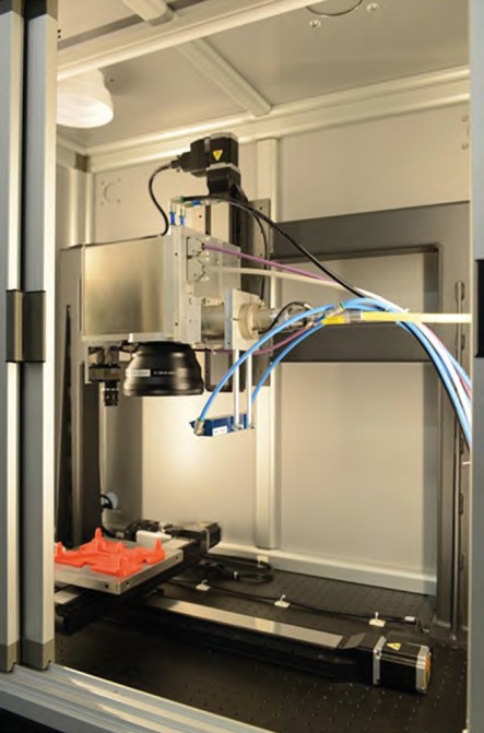 Figura 6. Cella di saldatura con testa a scansione e tre assi lineari.