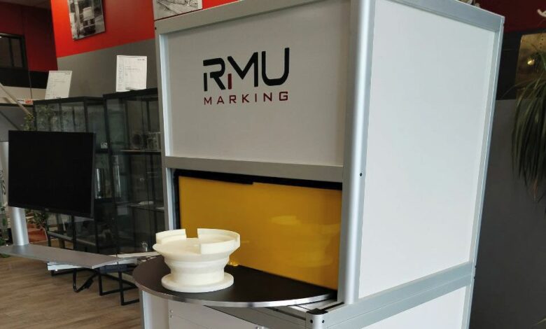 Partendo da un sistema di marcatura laser standard, RMU Marking ha realizzato una soluzione personalizzata in isola robotizzata per Siap Spa, con uno studio sulle esigenze di marcatura per la tracciabilità degli ingranaggi nel settore truck.