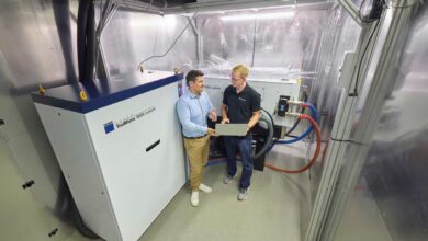 Steffen Rübling, TRUMPF (a sinistra), e il dott. Dennis Haasler, Fraunhofer ILT, discutono i dettagli del funzionamento del laser UKP da 1 kW di TRUMPF.