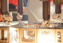 Il cuore di Giga Laser Next è una configurazione unica con quattro teste laser sincronizzate che lavorano simultaneamente sullo stesso pezzo.