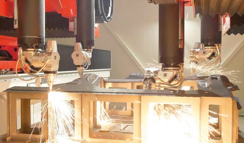 Il cuore di Giga Laser Next è una configurazione unica con quattro teste laser sincronizzate che lavorano simultaneamente sullo stesso pezzo.