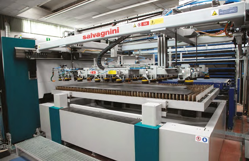 L’automazione ADLU di Salvagnini permette di alimentare il laser direttamente dal magazzino esistente utilizzando ventose indipendenti.