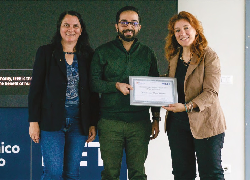 La Presidente dell’IEEE Photonics Society Italy Chapter Antigone Marino (a destra) e la Presidente eletta della IEEE Photonics Society Gabriella Bosco (a sinistra) premiano il vincitore del Best PhD Thesis Award 2024.