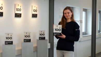 Marie Schafnitzl, rappresentante autorizzata della Evosys Laser, riceve il premio “Top Innovator 2026”.