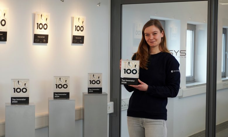 Marie Schafnitzl, rappresentante autorizzata della Evosys Laser, riceve il premio “Top Innovator 2026”.