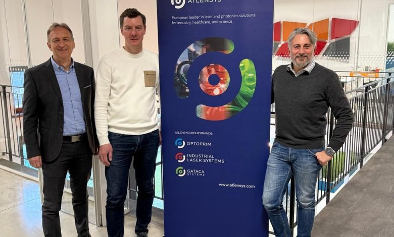 Da sinistra: Stefano Cattaneo, nuovo General Manager di Optoprim Italia, Guillaume Adam e Giuseppe D'Amelio, rispettivamente CEO e CDO di ATLENSYS.