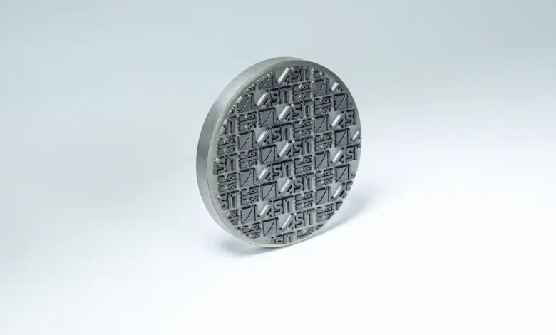 Marcatura laser profonda multi-livello per componenti aerospace e defense: garantire tracciabilità permanente anche dopo sabbiatura, coating e usura operativa estrema.
