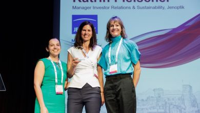 Elizabeth Illy di HÜBNER Photonics ed Estefania Cervantes di Edmund Optics, copresidenti del gruppo di lavoro sulla sostenibilità dell'EPIC, consegnano il Premio EPIC per la sostenibilità 2026 a Katrin Fleischer, responsabile delle relazioni con gli investitori e della sostenibilità presso Jenoptik.