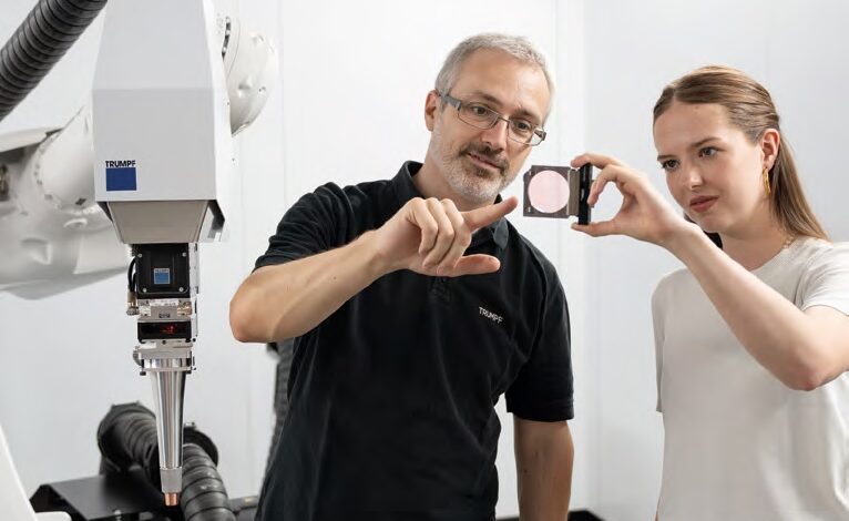 All’EuroBLECH 2026, TRUMPF ha presentato la nuova TruLaser Weld 3000, una cella robotizzata compatta per la saldatura laser che, grazie all’intelligenza artificiale, può essere programmata in modo notevolmente più rapido. (Fonte: TRUMPF)