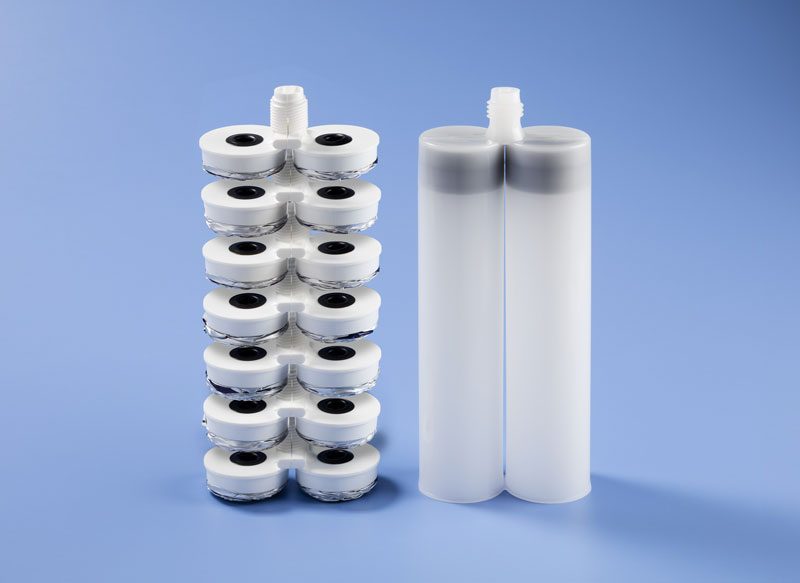 Confronto: 1 cartuccia rigida 600 ml 1:1 occupa lo spazio di 7 cartucce Film-Pak della stessa capacità.